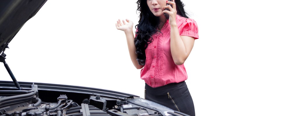Woman asks help due to her broken car caused by weak alternator, (speedalternators.com)
