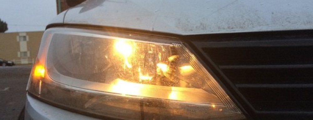 Sample dim light of a car headlight as one of the sign of a bad alternator, (speedalternators.com)