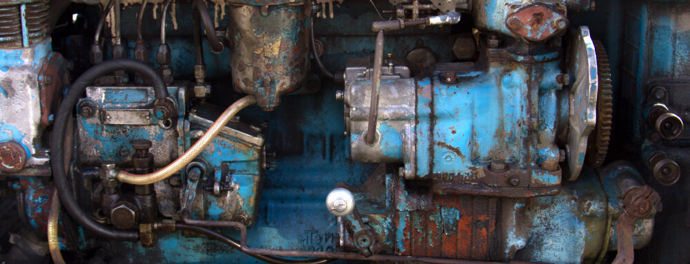 Old dirty tractor engine, (speedalternators.com).