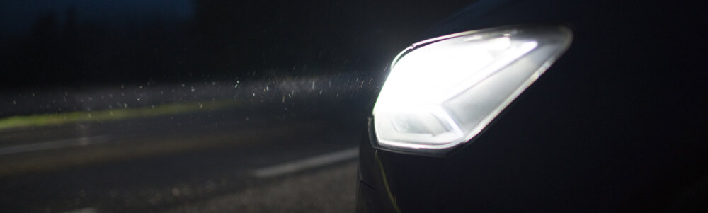 Car head light at night, (speedalternators.com).