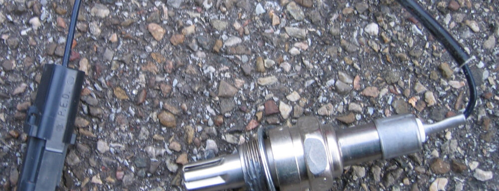 Clear picture of a non-installed oxygen sensor on the ground, (speedalternators.com).